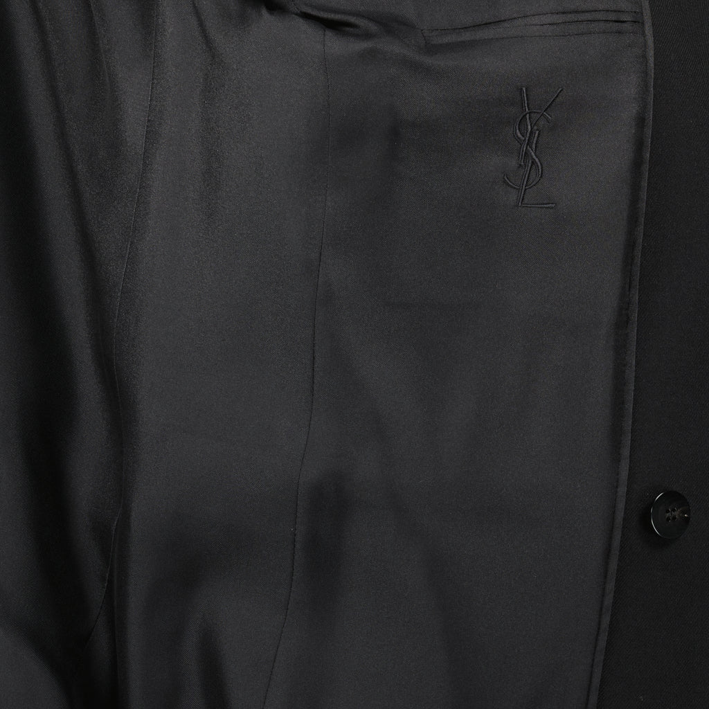 Imagem do Blazer Cassandre da marca Saint Laurent para Mulheres - Temporada Outono-Inverno 2025 - Vista Detalhada_2