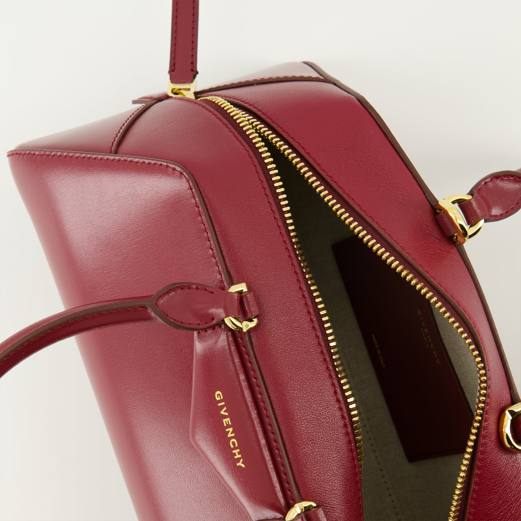 Imagem da mala Antigona East-West pequena bordeaux da marca Givenchy para Mulheres - Temporada Primavera-Verão 2026 - Vista Detalhada_3