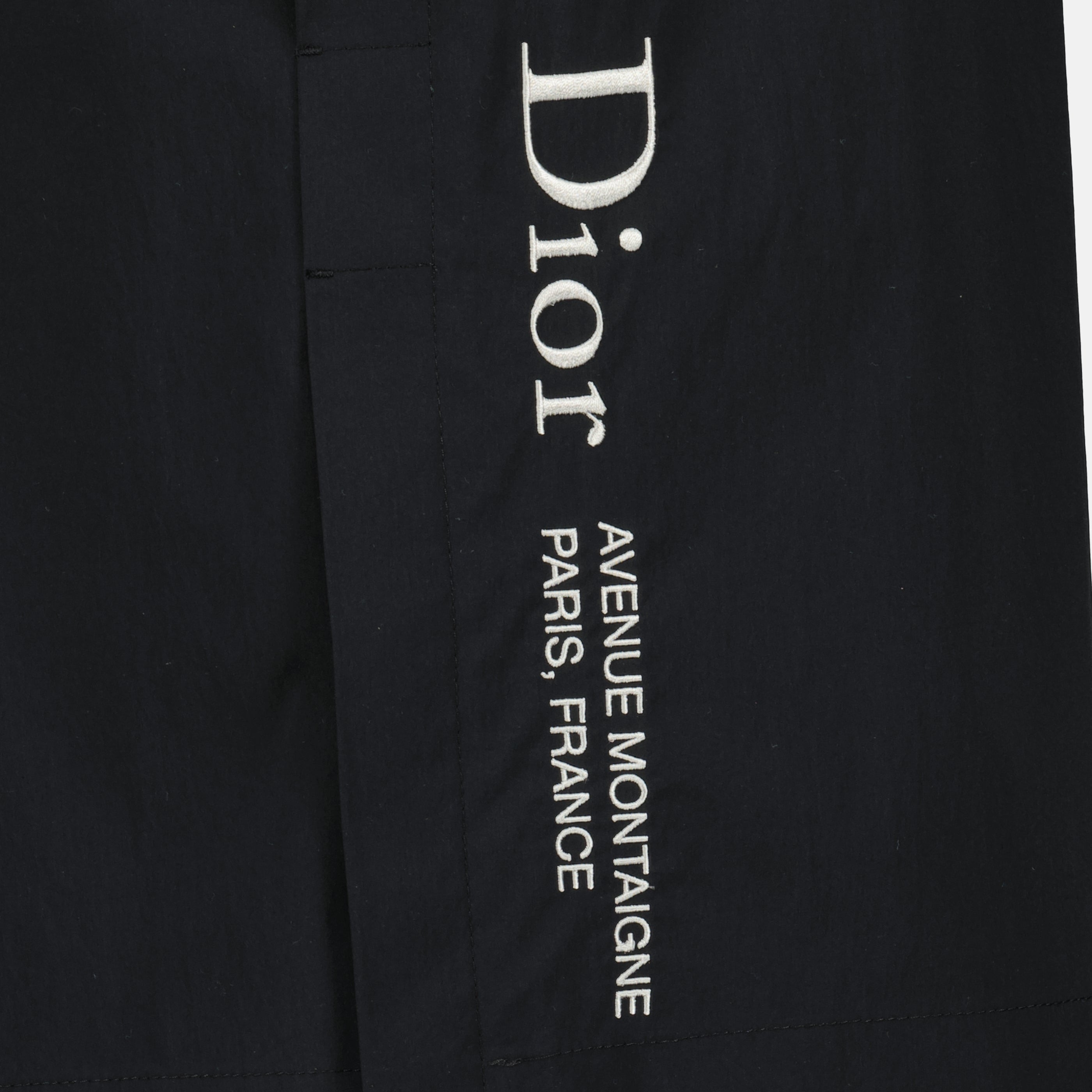 Image of the black Dior Montaigne shorts from the Dior Homme brand - Spring-Summer 2026 - Detailed View_1