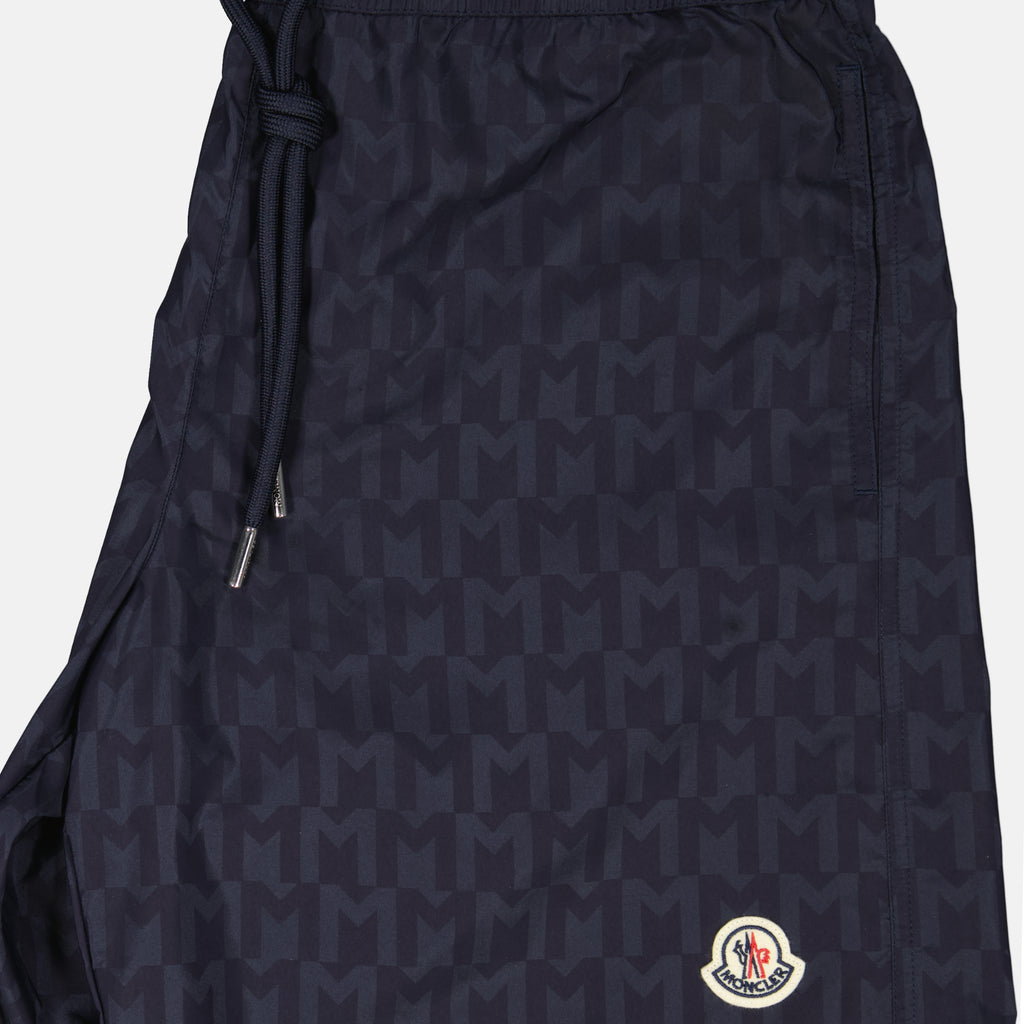 Imagem do calção de banho monogramado da marca Moncler para Homem - Temporada Outono-Inverno 2024 - Vista Detalhada_1