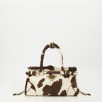 Imagen del bolso mini Bonnie con estampado de vaca de la marca Prada para mujer - Temporada Primavera-Verano 2026 - Vista Frontal