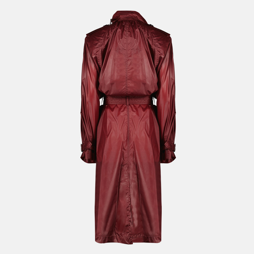 Imagem do trench de nylon bordeaux da marca Saint Laurent para Mulheres - Temporada Primavera-Verão 2026 - Vista Traseira