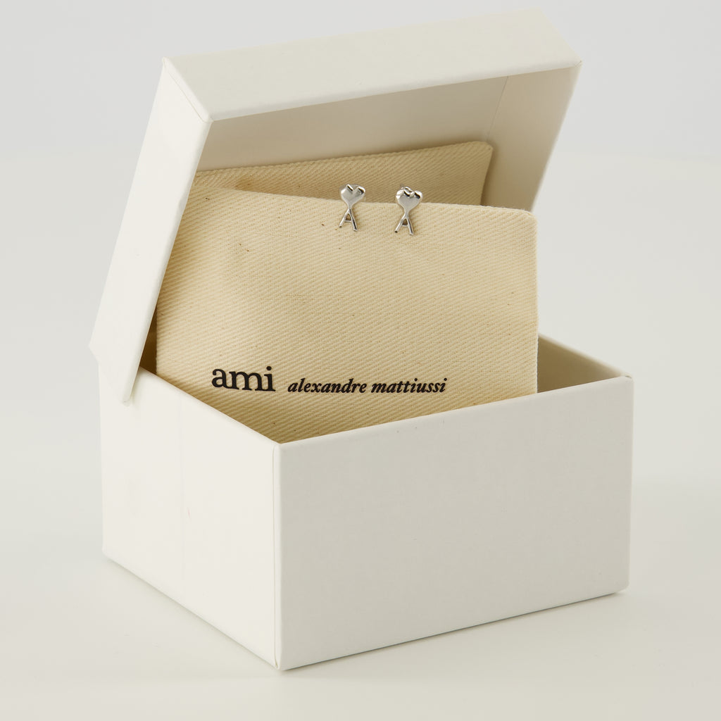 Image of the silver heart-shaped Ami earrings from the brand Ami PARIS for Women - Spring-Summer 2026 - Detailed View_3