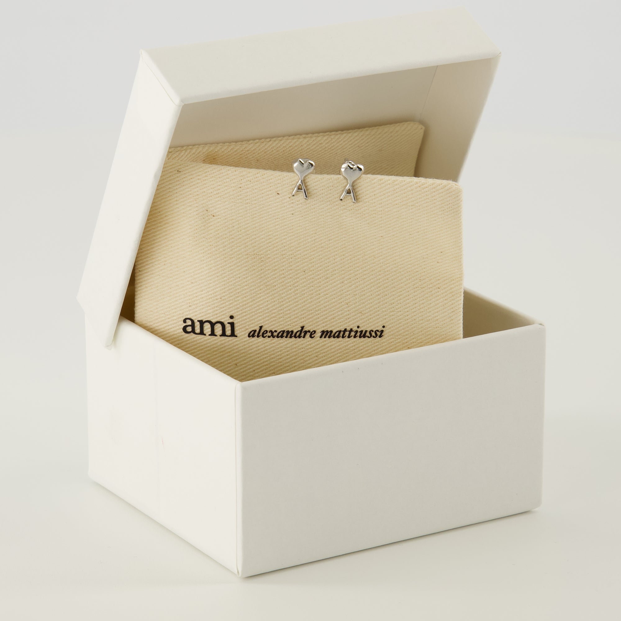 Image of the silver heart-shaped Ami earrings from the brand Ami PARIS for Women - Spring-Summer 2026 - Detailed View_3