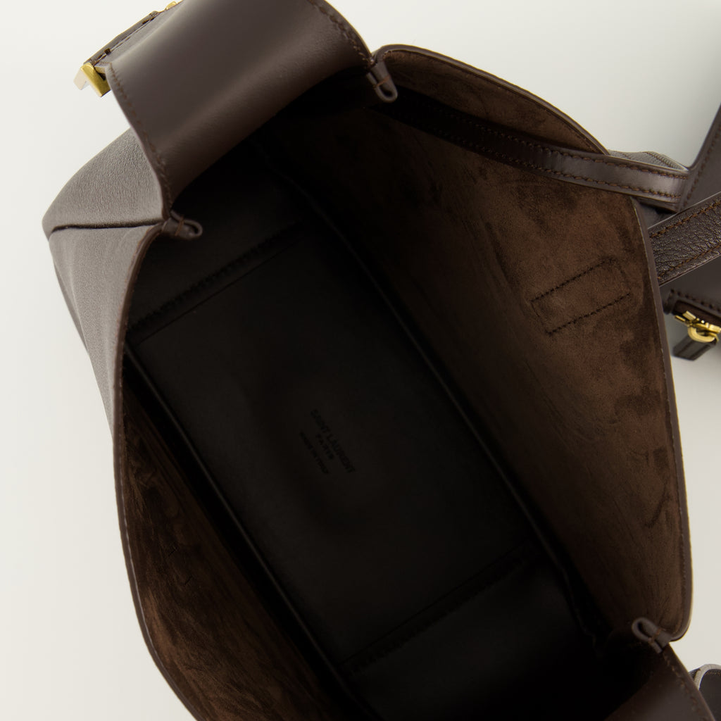Imagen del bolso pequeño marrón Sac le 5 à 7 de la marca Saint Laurent para Mujer - Temporada Primavera-Verano 2026 - Vista Detallada_3