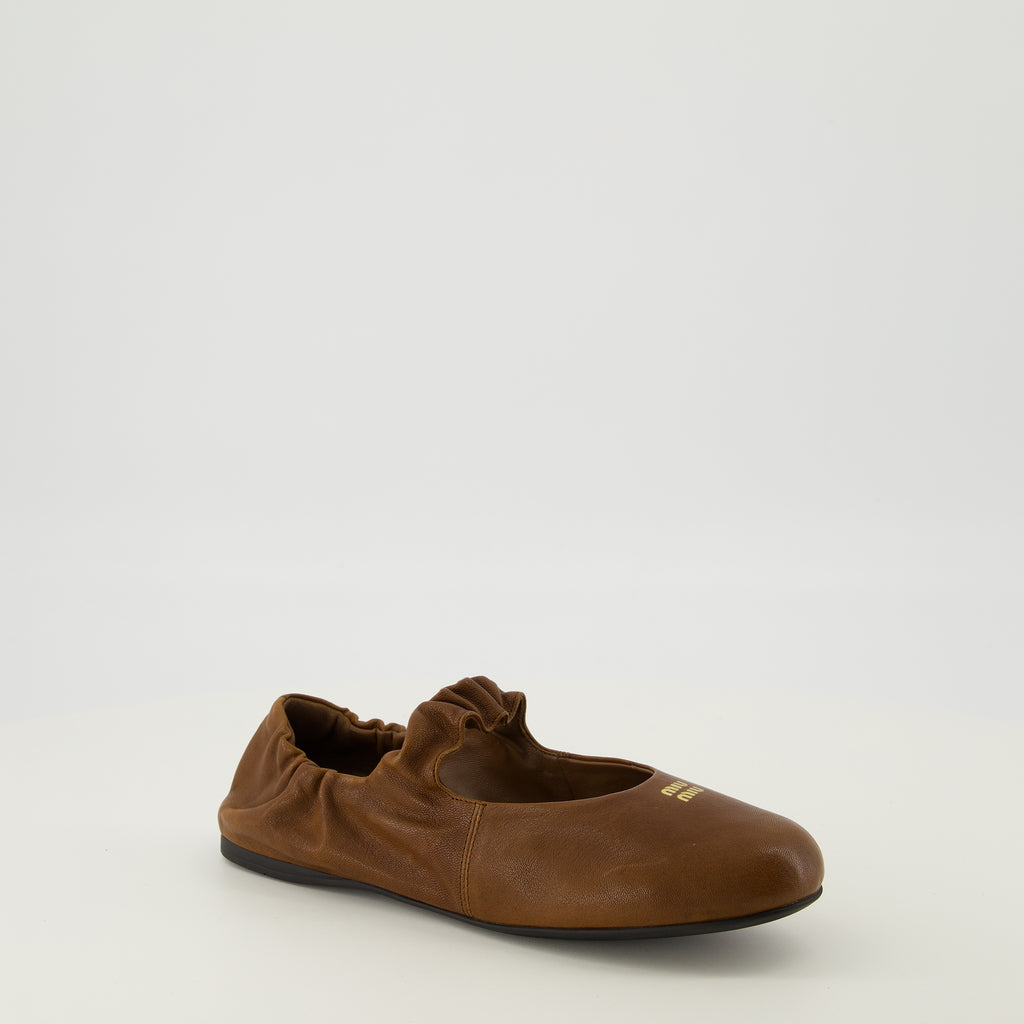 Image de l'article Ballerines Ruches en cuir marron de la marque Miu Miu pour Femme - Saison Printemps-Été 2026 - Vue trois quarts avant droite