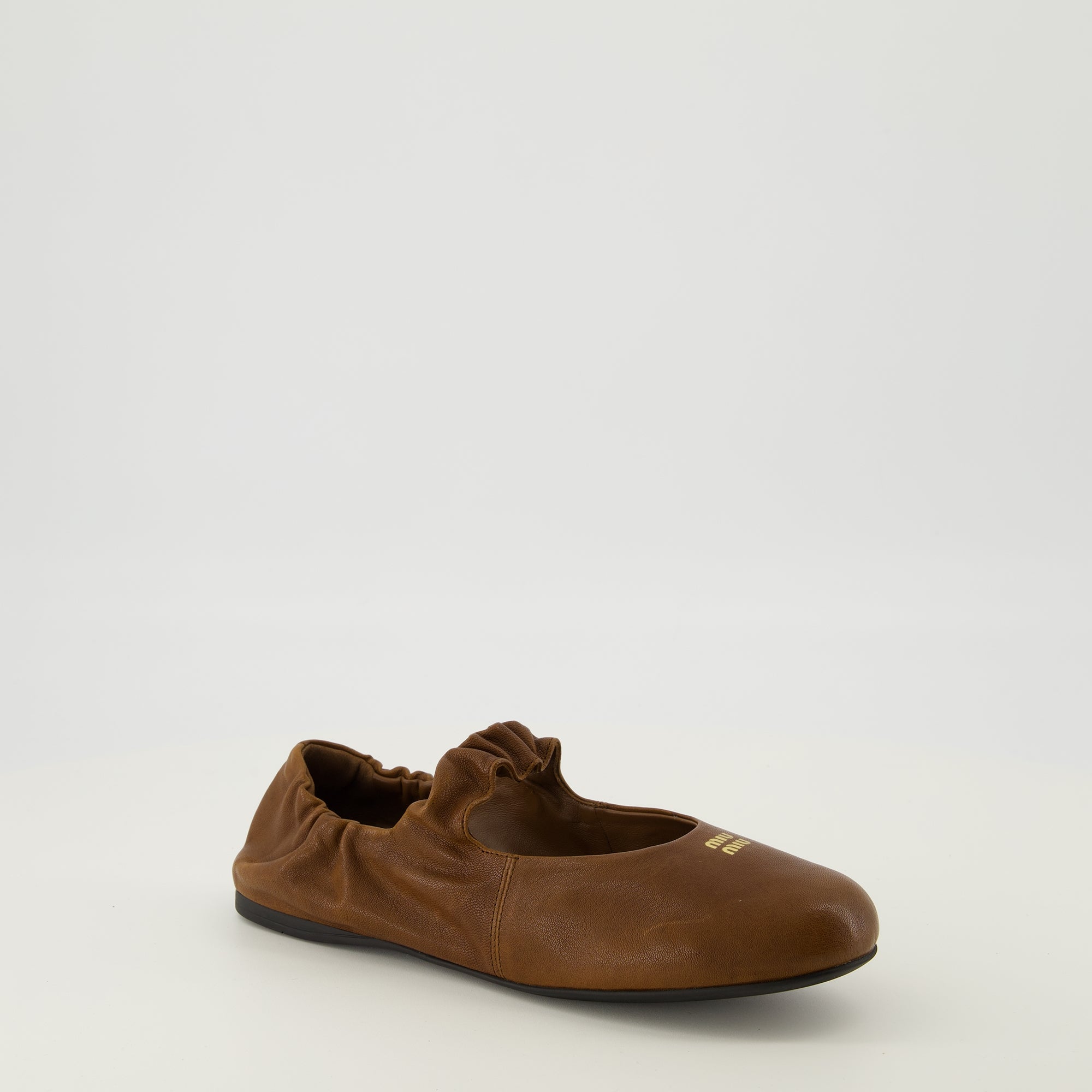 Image de l'article Ballerines Ruches en cuir marron de la marque Miu Miu pour Femme - Saison Printemps-Été 2026 - Vue trois quarts avant droite