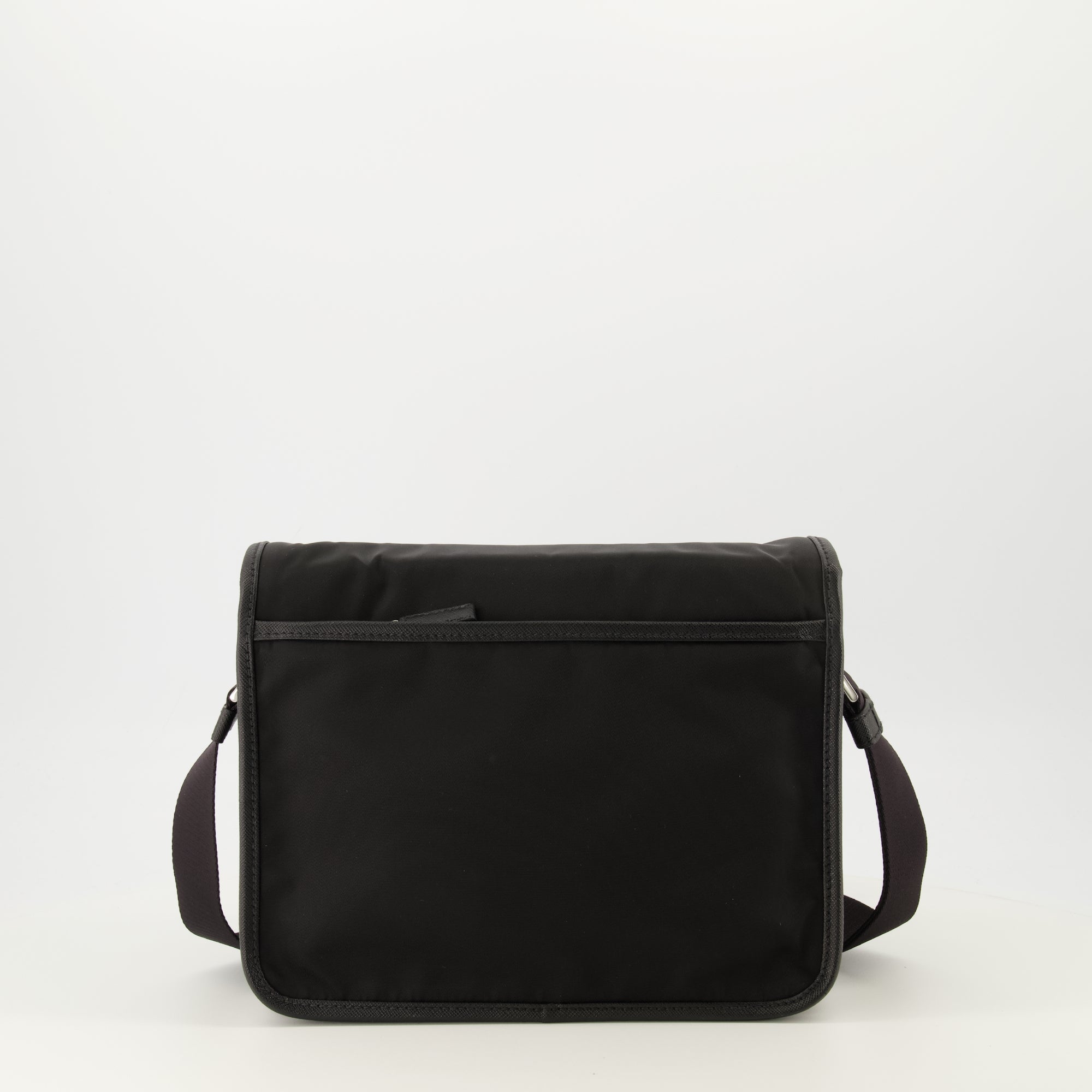 プラダのメンズリナイロンと黒レザーのバッグの画像 - 春夏2026 - 背面ビュー