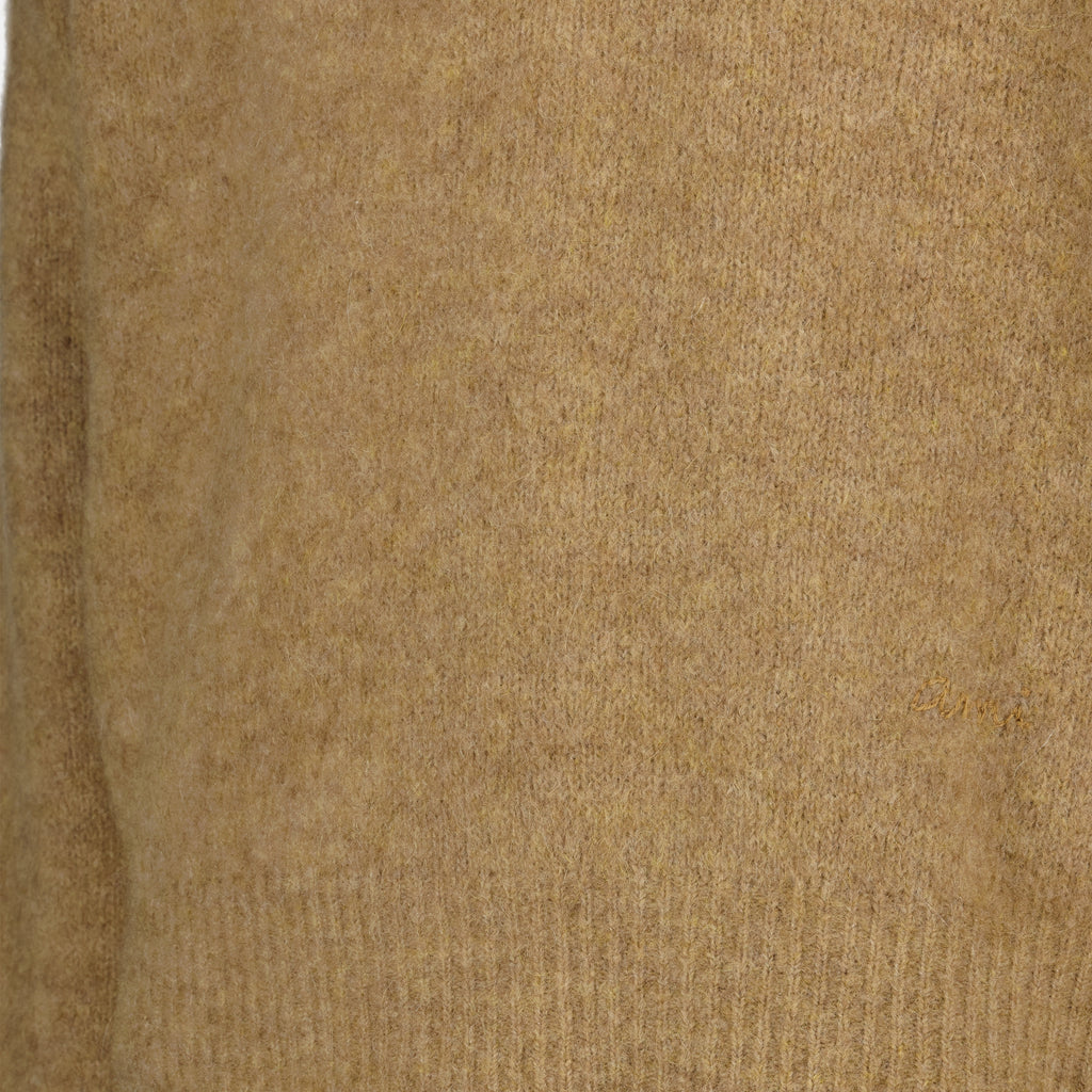 Image of the brown wool polo from the brand Ami PARIS for Men - Autumn-Winter 2025 - Detailed View_1