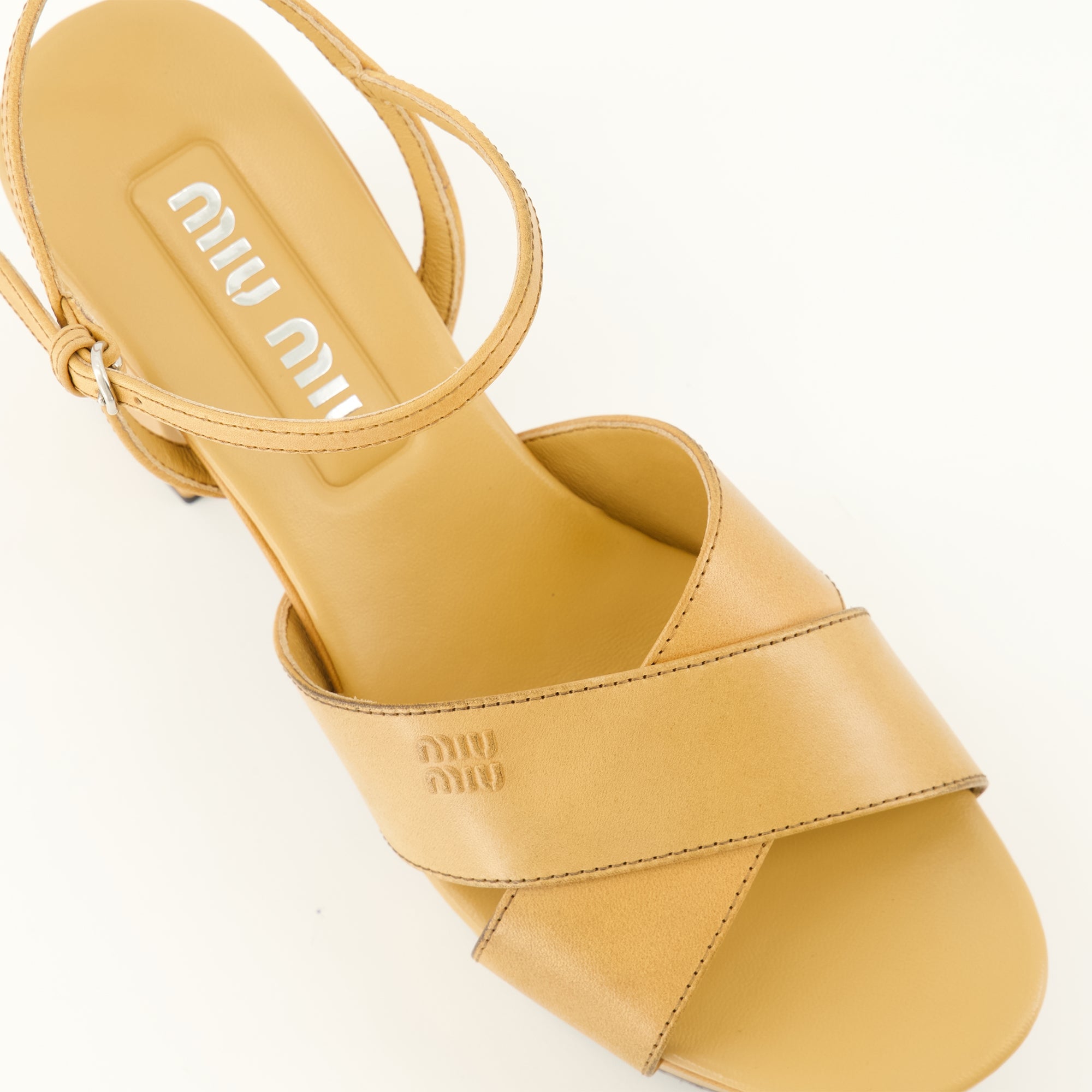 Chaussures ouvertes Sandálias de Salto em Couro Castanho Miu Miu Beige Femme
