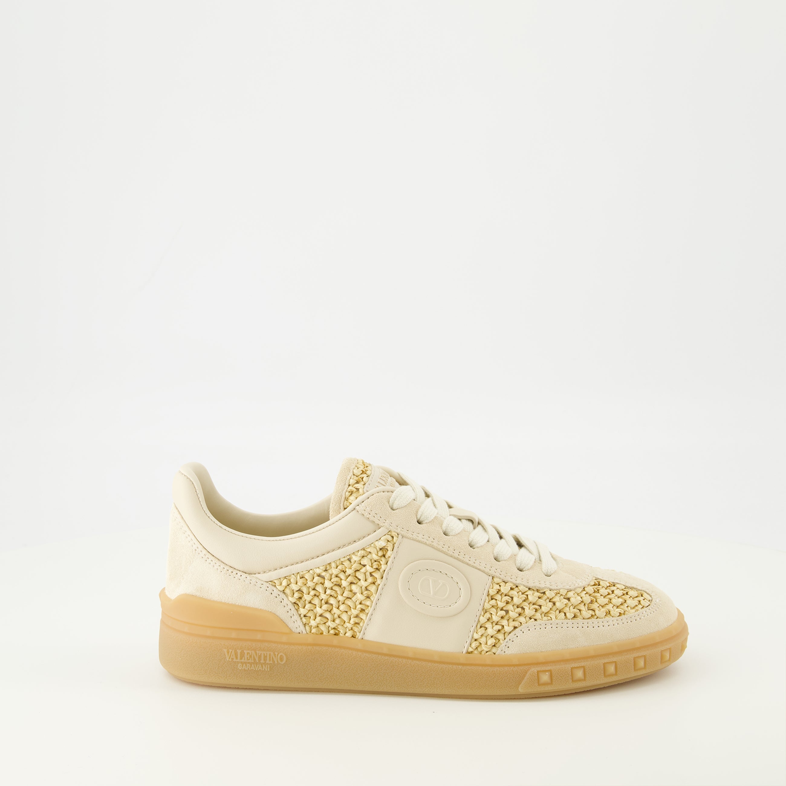 Image de l'article Baskets UpVillage en raphia beige de la marque Valentino Garavani pour Femme - Saison Printemps-Été 2026 - Vue latérale droite