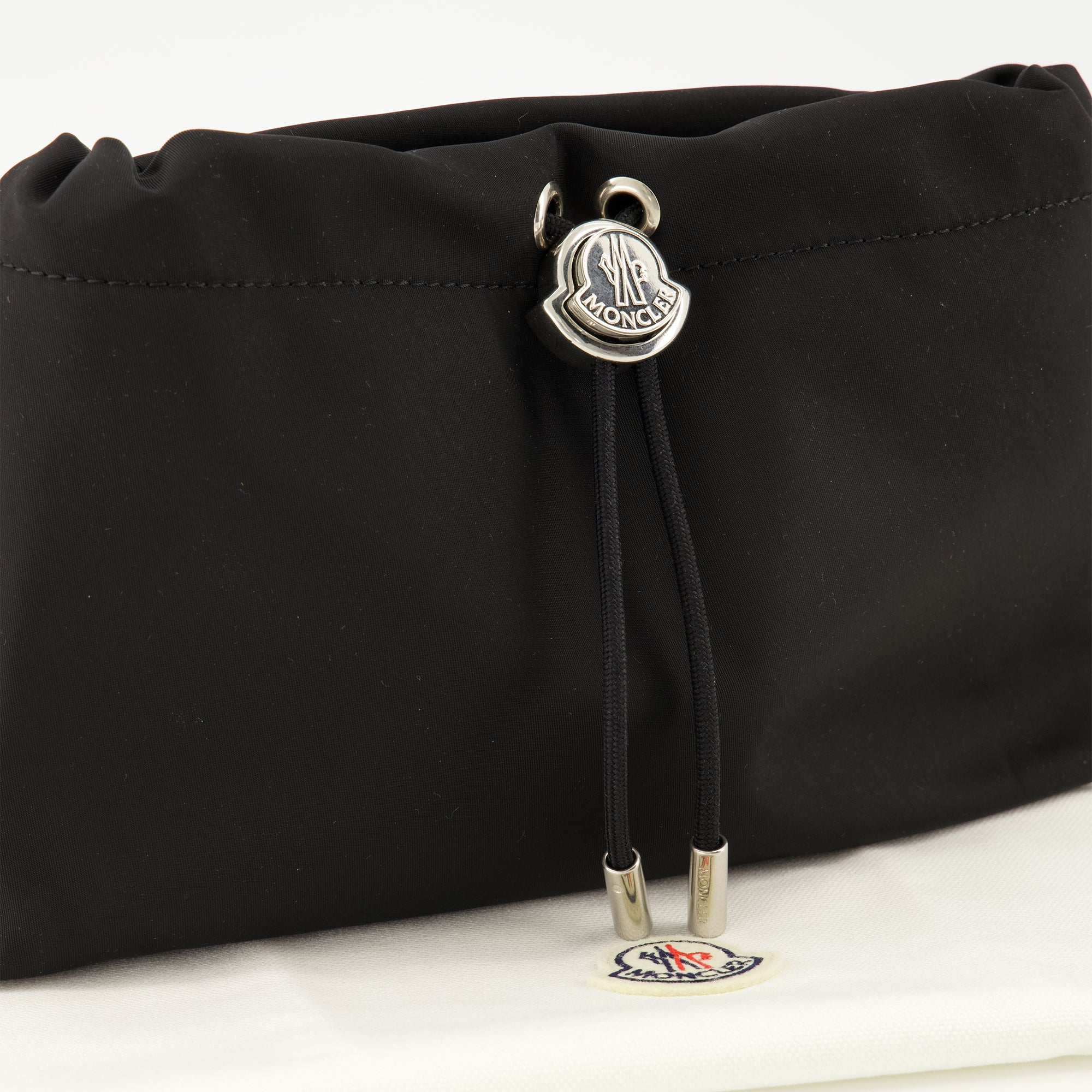 Image de l'article Pochette Trick noir de la marque Moncler pour Femme - Saison Printemps-Été 2026 - Vue détaillée_2