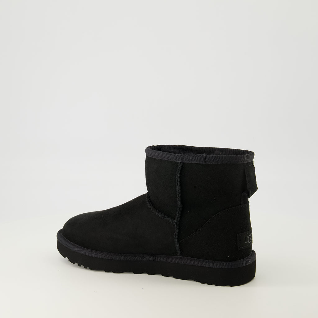 Image de l'article Bottines classic Mini II de la marque Ugg pour Femme - Saison Automne-Hiver 2025 - Vue trois quarts arrière droite