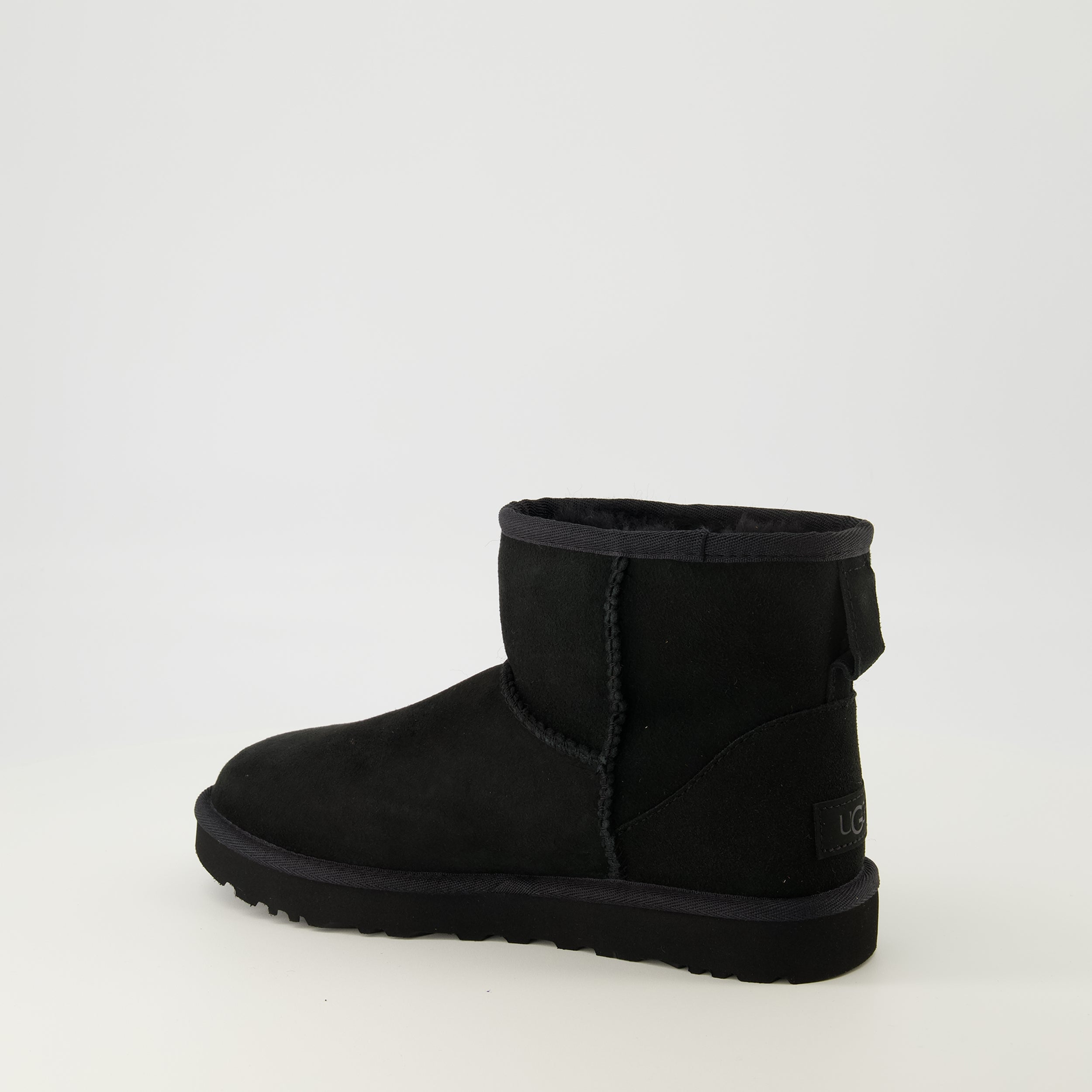 Image de l'article Bottines classic Mini II de la marque Ugg pour Femme - Saison Automne-Hiver 2025 - Vue trois quarts arrière droite