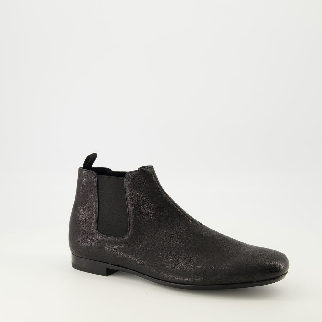 Imagen de las botas Chelsea de cuero negro de Prada para Hombre - Temporada Primavera-Verano 2026 - Vista tres cuartos frontal derecha