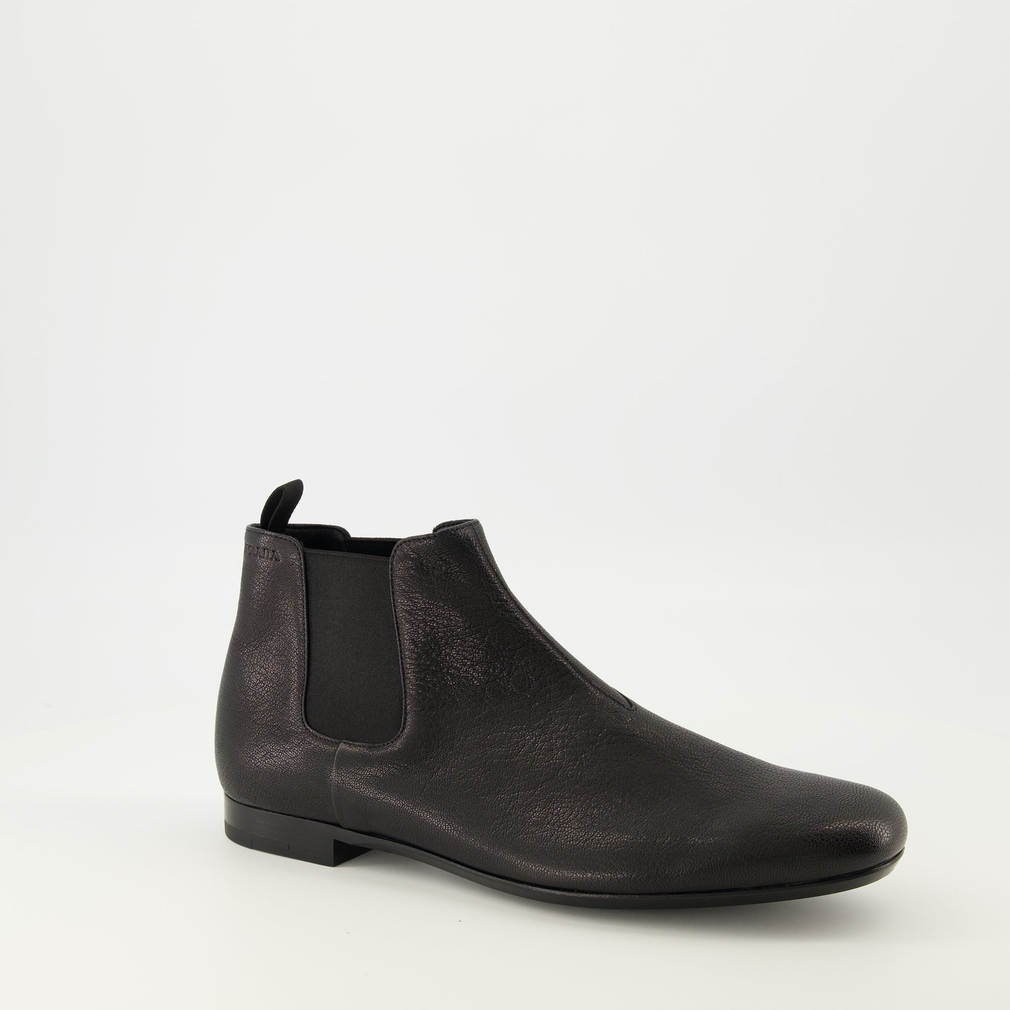 Image de l'article Bottines Chelsea en cuir noir de la marque Prada pour Homme - Saison Printemps-Été 2026 - Vue trois quarts avant droite