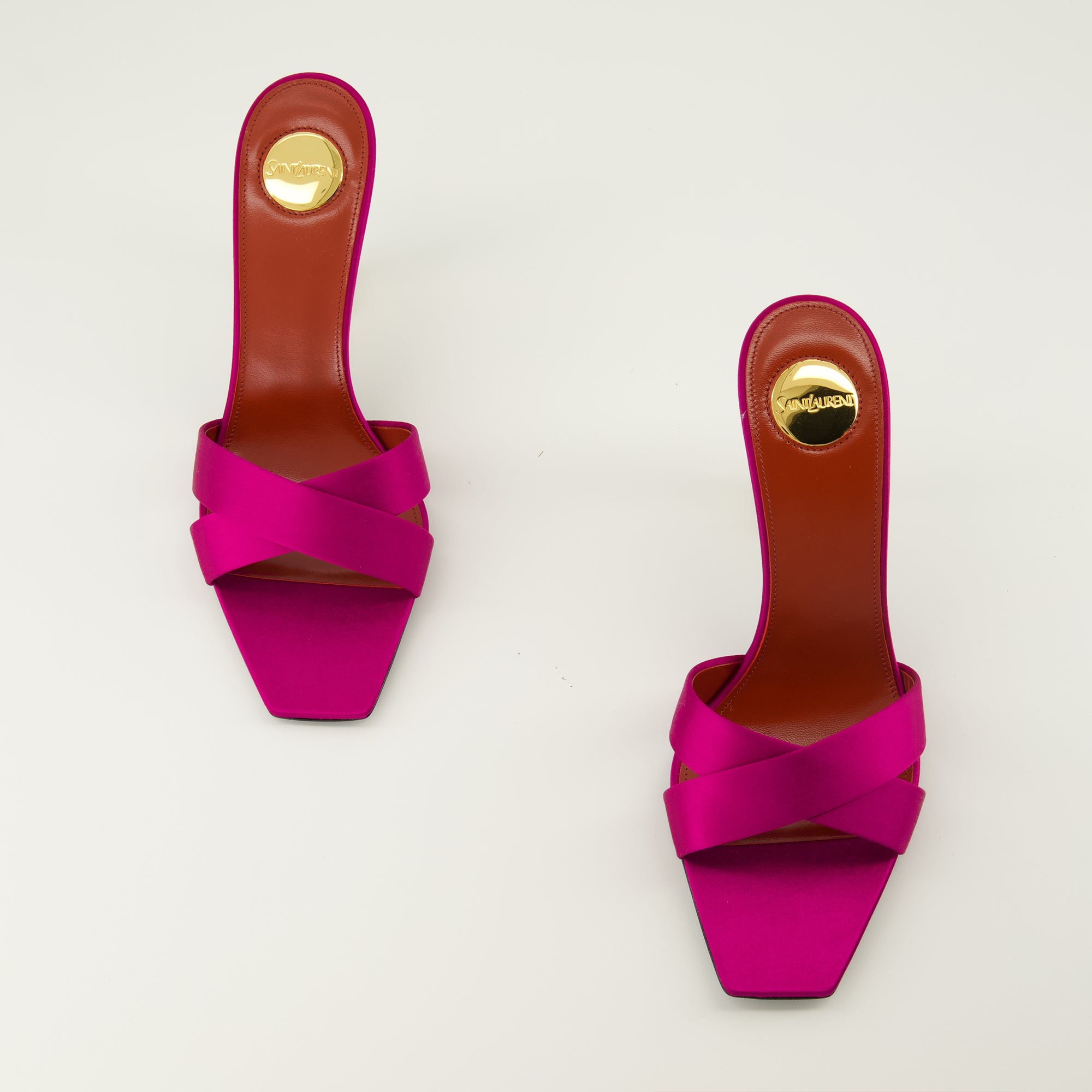 Imagen de las mules de tacón Opyum rosas de la marca Saint Laurent para Mujer - Temporada Primavera-Verano 2026 - Vista superior del par de zapatos