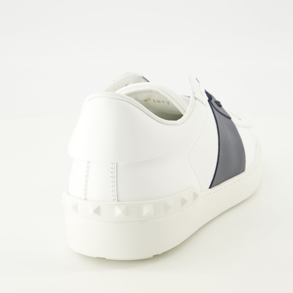 Image de l'article Baskets Open à bande bleu marine de la marque Valentino Garavani pour Homme - Saison Printemps-Été 2026 - Vue détaillée de haut