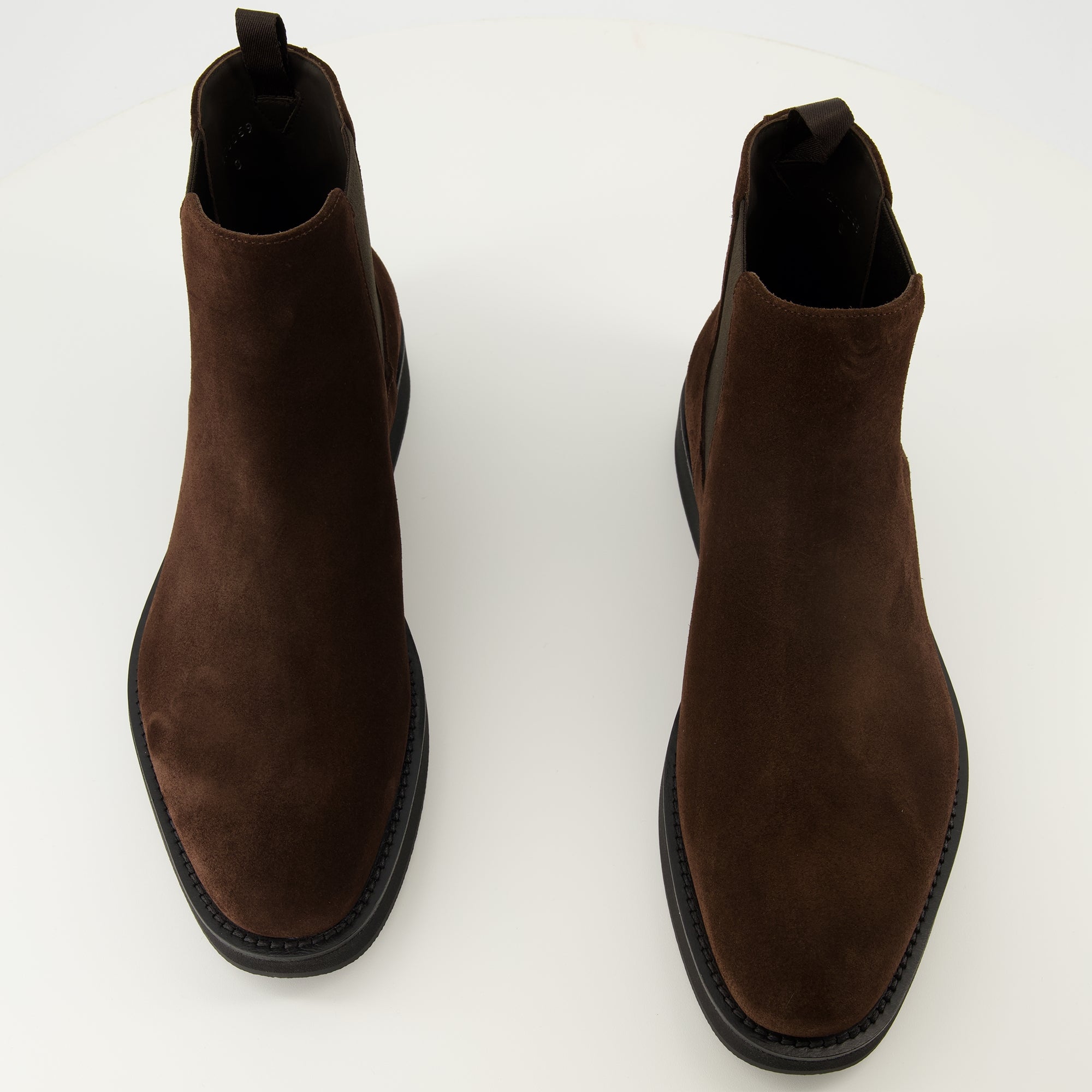 Image de l'article Bottines en veau velours de la marque Prada pour Homme - Saison Automne-Hiver 2025 - Vue de dessus paire de chaussure
