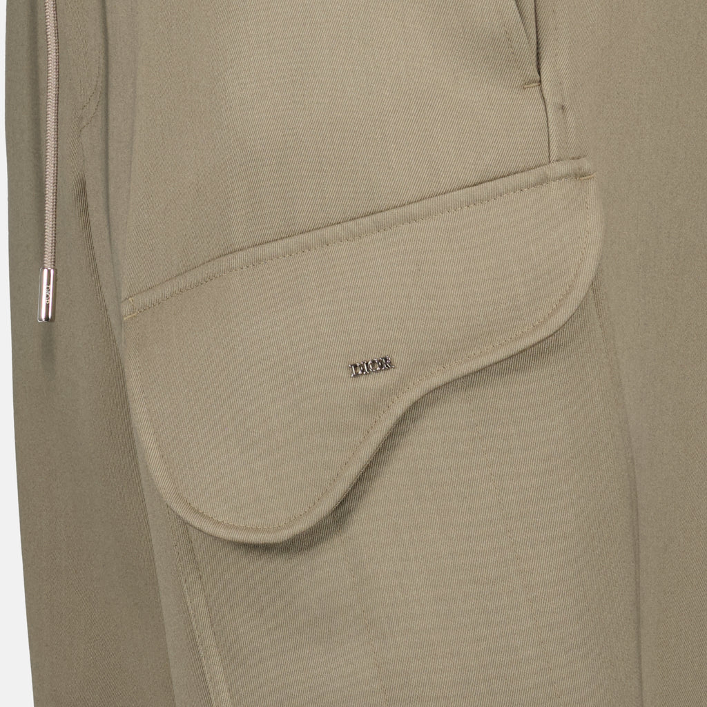 Imagen del pantalón cargo beige de la marca Dior para Hombre - Temporada Primavera-Verano 2026 - Vista Detallada_1