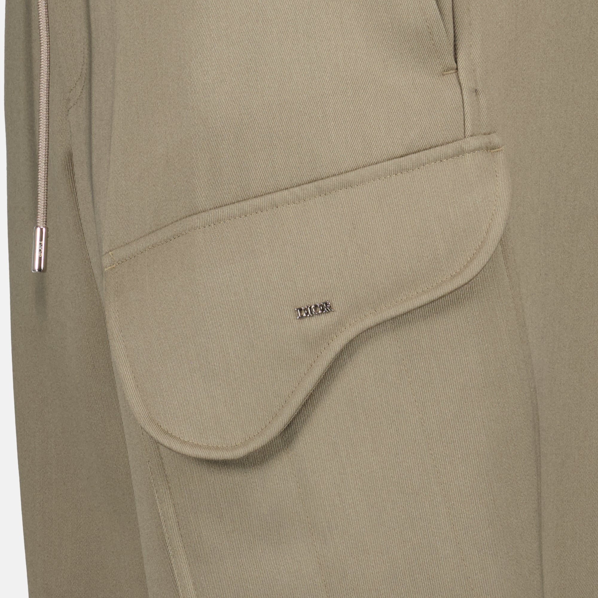 Imagen del pantalón cargo beige de la marca Dior para Hombre - Temporada Primavera-Verano 2026 - Vista Detallada_1