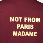 Imagen de la camiseta de eslogan burdeos de la marca Drole De Monsieur para hombre - Temporada Otoño-Invierno 2025 - Vista Detallada 2