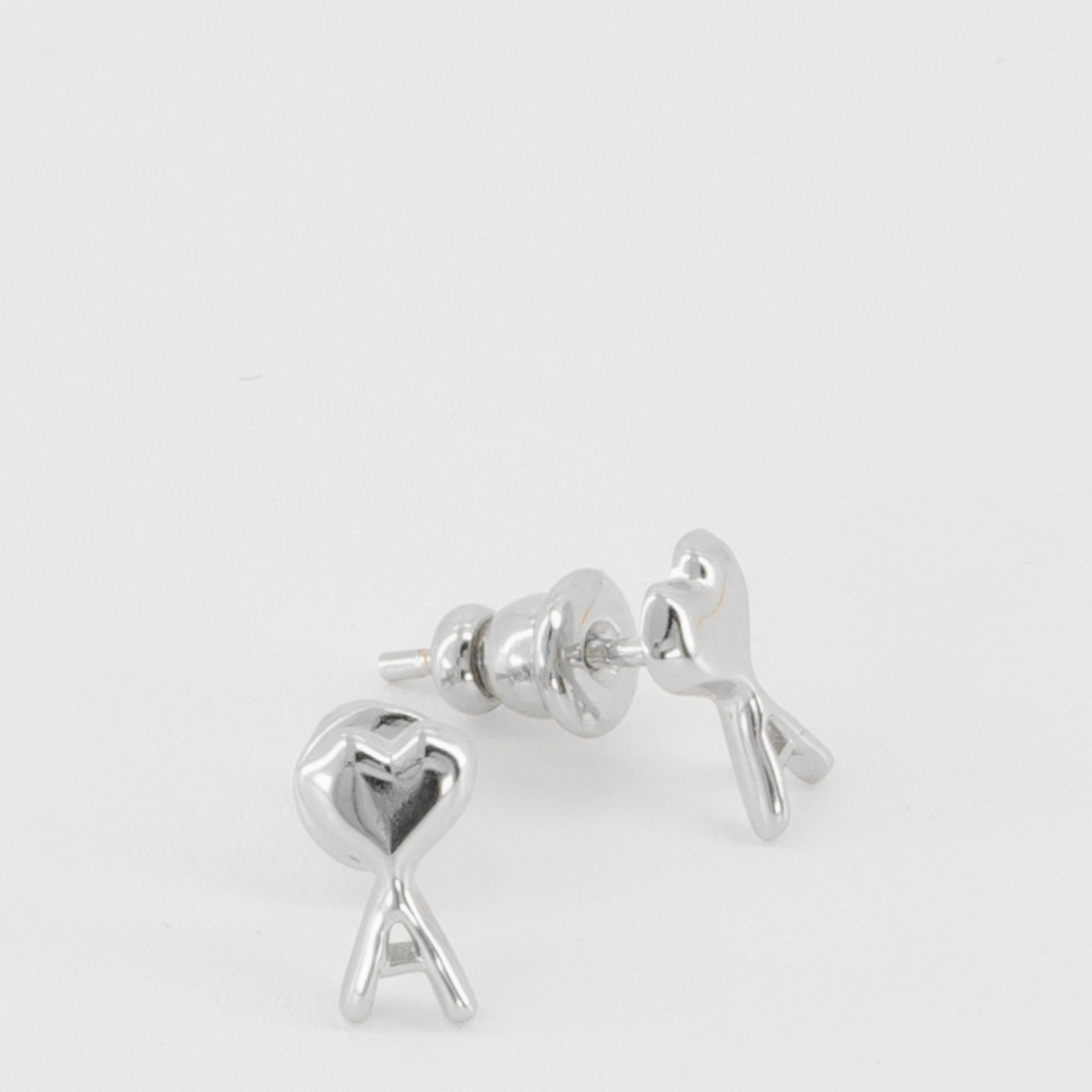 Image of the silver heart-shaped Ami earrings from the brand Ami PARIS for Women - Spring-Summer 2026 - Detailed View_2