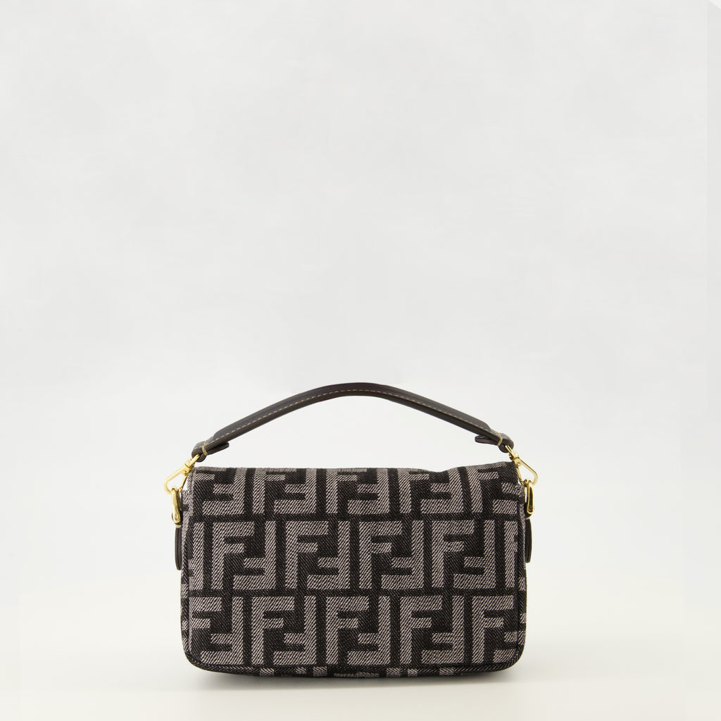 Image de l'article Sac Baguette mini en denim FF de la marque Fendi pour Femme - Saison Automne-Hiver 2025 - Vue de Dos