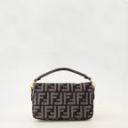 Imagen del bolso mini Baguette en denim FF de la marca Fendi para Mujer - Temporada Otoño-Invierno 2025 - Vista Posterior