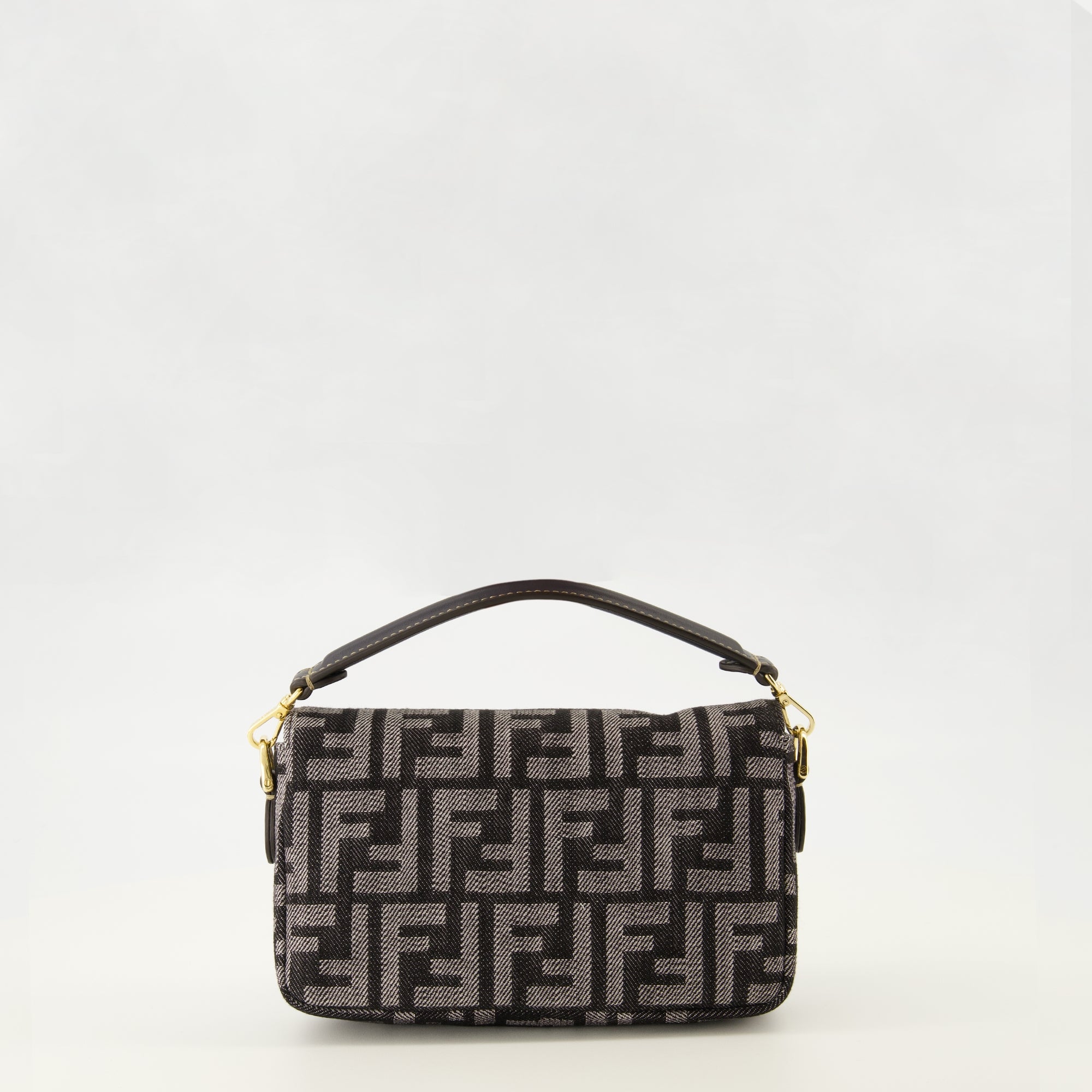 Image de l'article Sac Baguette mini en denim FF de la marque Fendi pour Femme - Saison Automne-Hiver 2025 - Vue de Dos