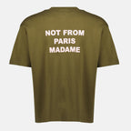 Imagen del T-shirt de eslogan caqui de la marca Drole De Monsieur para hombres - Temporada Otoño-Invierno 2025 - Vista Trasera