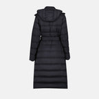 Imagen del abrigo largo de plumón de la marca Burberry para mujer - Temporada Otoño-Invierno 2025 - Vista trasera