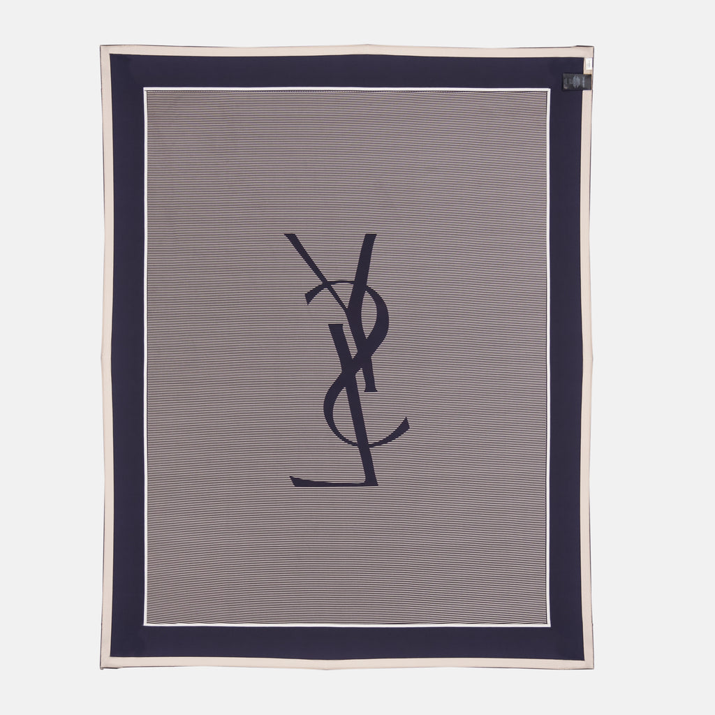 Image de l'article Étole Cassandre de la marque Saint Laurent pour Unisex - Saison Automne-Hiver 2025 - Vue de Dos