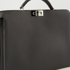 Imagem da bolsa Fendi PeekabooISeeU média cinza para homens - Outono-Inverno 2025 - Vista Detalhada 2