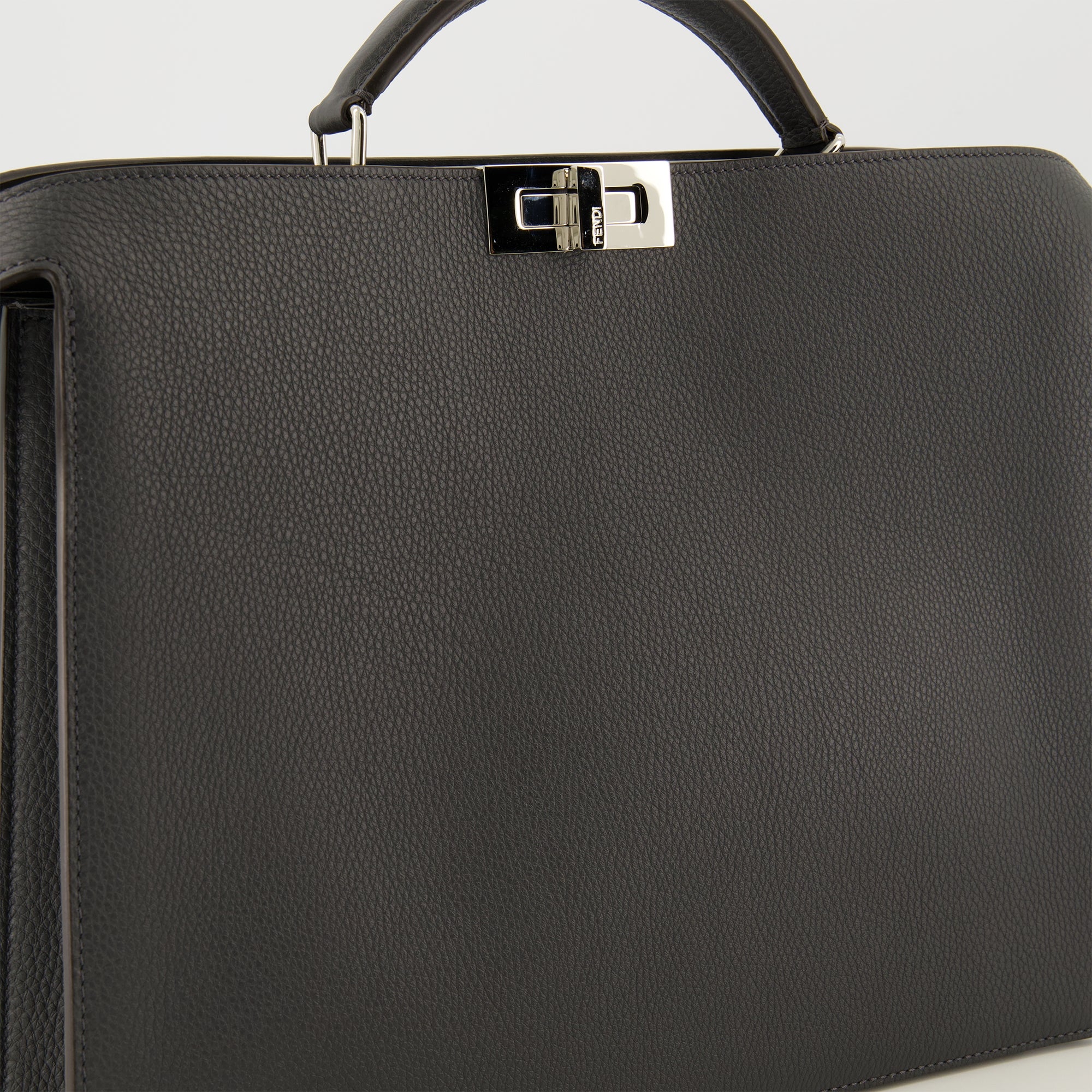 Image de l'article Sac PeekabooISeeU medium gris de la marque Fendi pour Homme - Saison Automne-Hiver 2025 - Vue détaillée_2