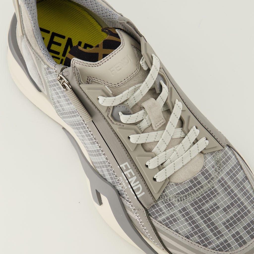 Imagen de las zapatillas Fendi Flow en malla y cuero gris de la marca Fendi para Hombre - Temporada Primavera-Verano 2026 - Vista detallada desde arriba