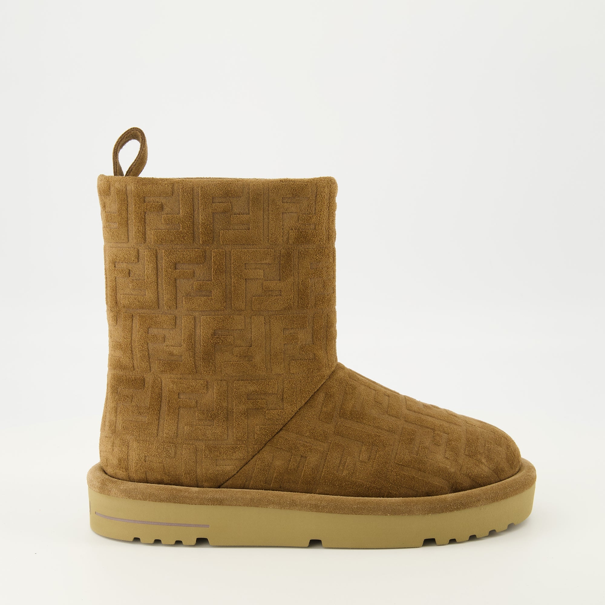 Image de l'article Bottes après ski en daim marron de la marque Fendi pour Femme - Saison Automne-Hiver 2025 - Vue latérale droite
