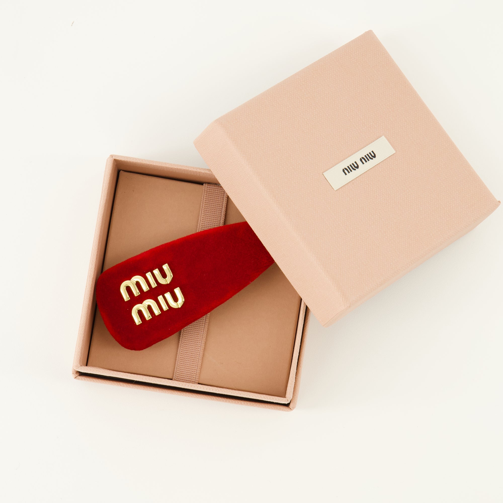 Bild des Miu Miu Damen-Haarclips aus rotem Samt - Frühjahr/Sommer 2026 - Detaillierte Ansicht_3