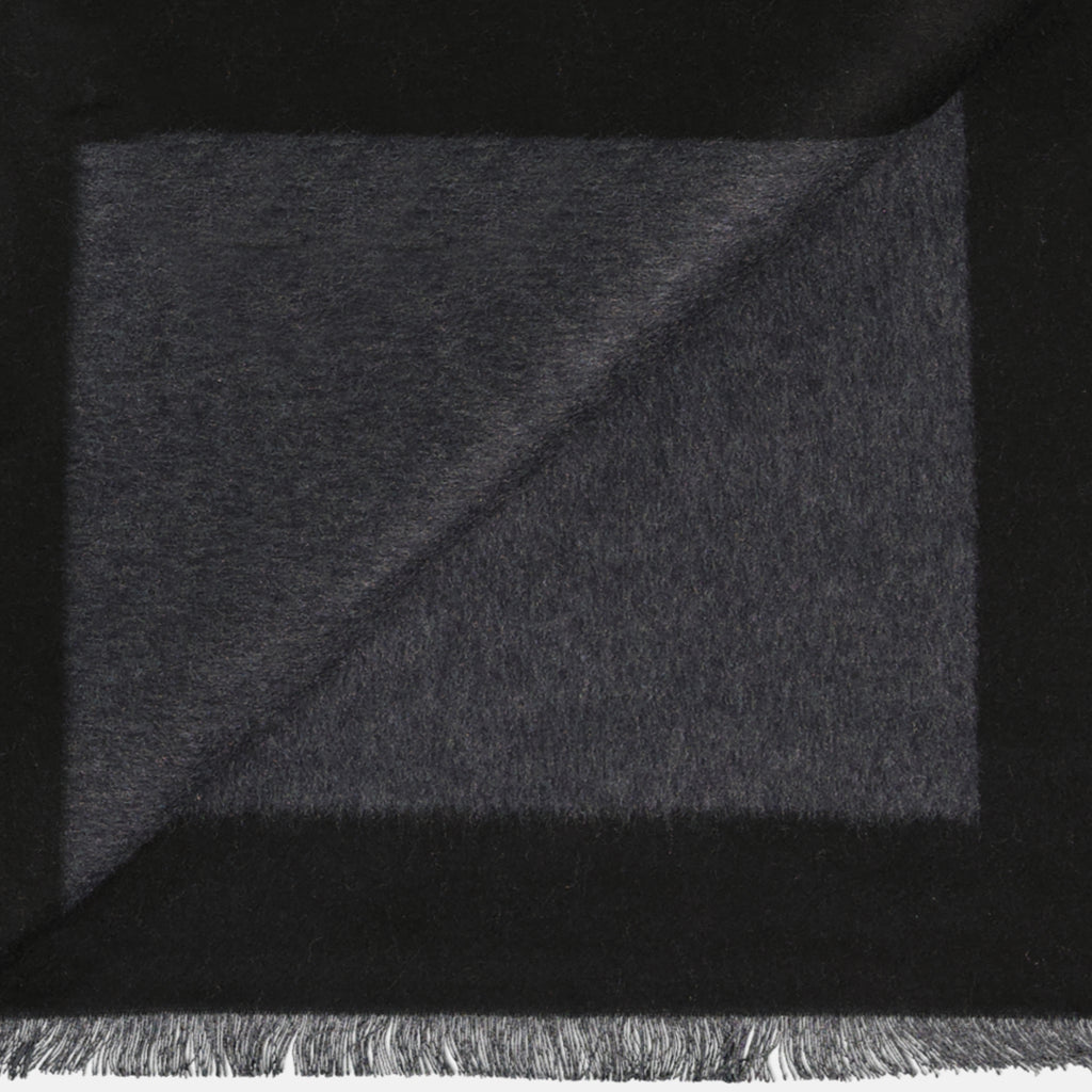 Image of the Cassandre Plaid from the brand Saint Laurent for Men - Autumn-Winter 2025 - Detailed View 3