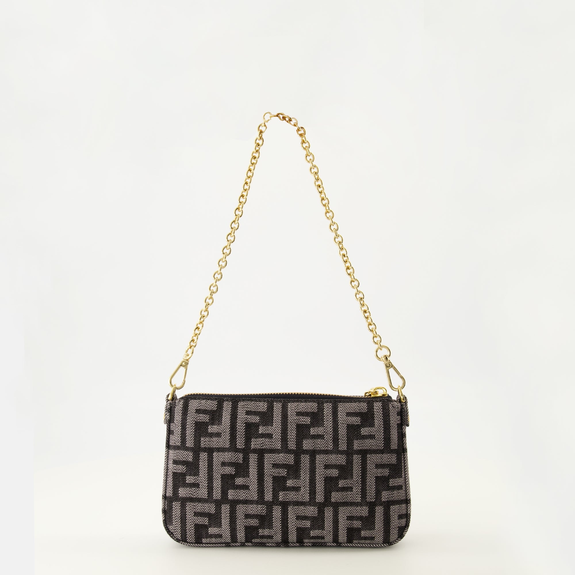 Image de l'article Pochette Baguette en denim FF de la marque Fendi pour Femme - Saison Automne-Hiver 2025 - Vue de Dos