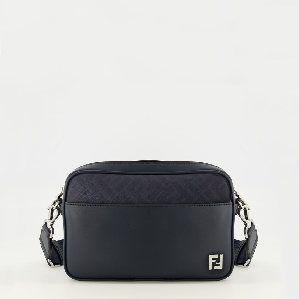 フェンディのメンズスクエアFFネイビーブルーカメラバッグの画像 - 2026年春夏 - 正面からのビュー