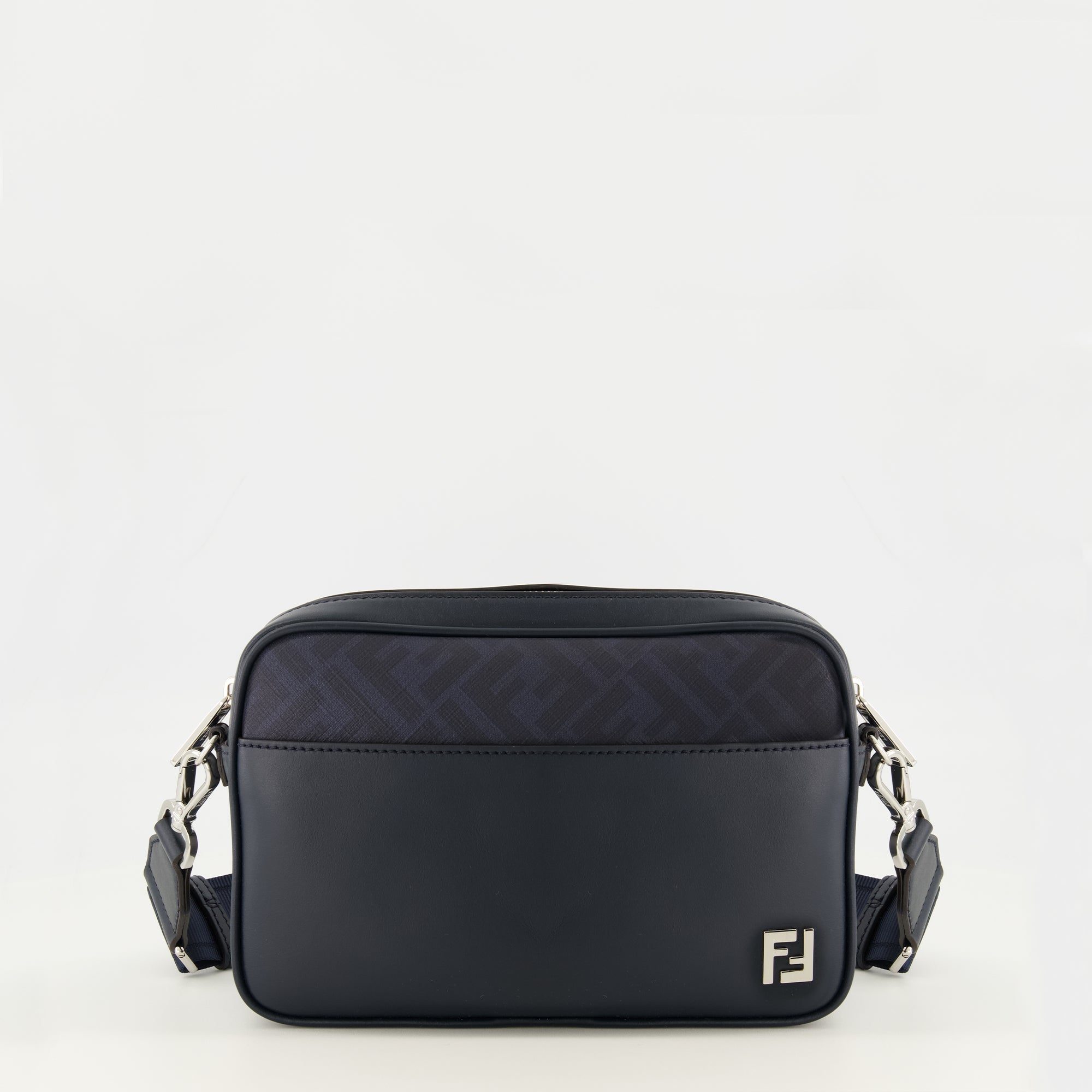 フェンディのメンズスクエアFFネイビーブルーカメラバッグの画像 - 2026年春夏 - 正面からのビュー
