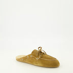 Image de l'article Mules bateau en suède marron de la marque Miu Miu pour Femme - Saison Printemps-Été 2026 - Vue trois quarts avant droite