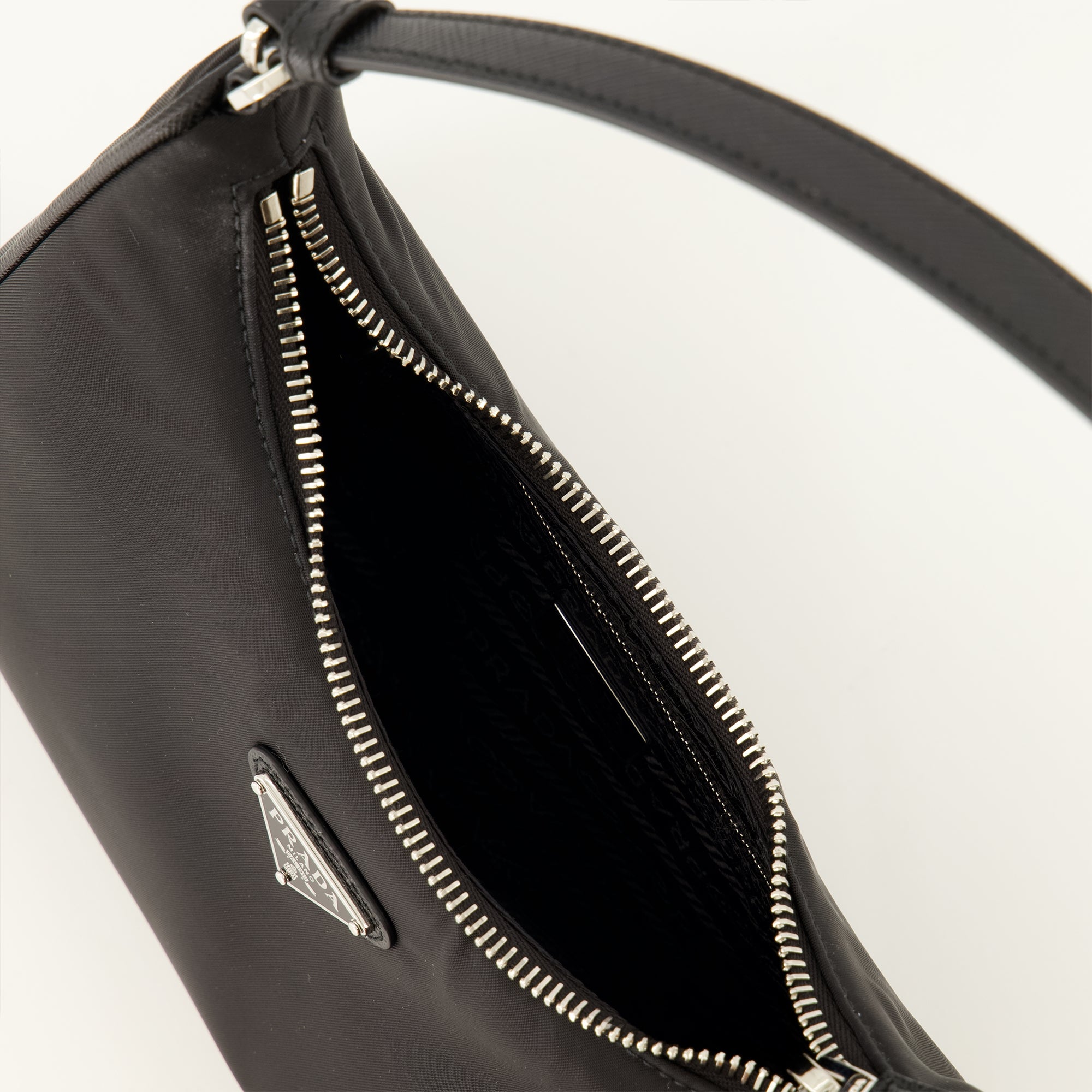 Sacs à main et épaule Mini Re-Edition 2005 bolsa em Re-Nylon preto Prada Noir Femme