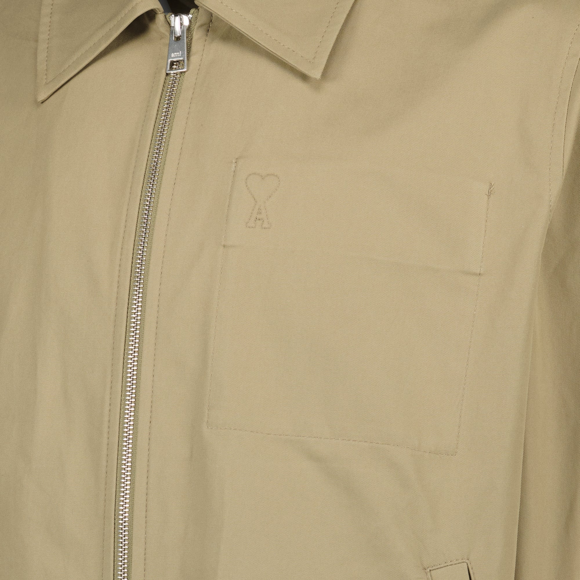 Image of the beige AMI heart jacket from the brand Ami PARIS for Men - Spring-Summer 2026 - Detailed View_1