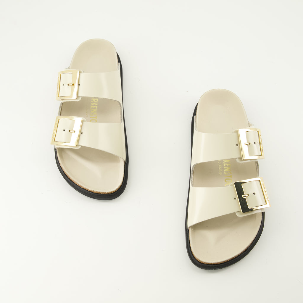 Image de l'article Sandales Arizona en cuir verni blanc de la marque Birkenstock pour Femme - Saison Printemps-Été 2026 - Vue de dessus paire de chaussure
