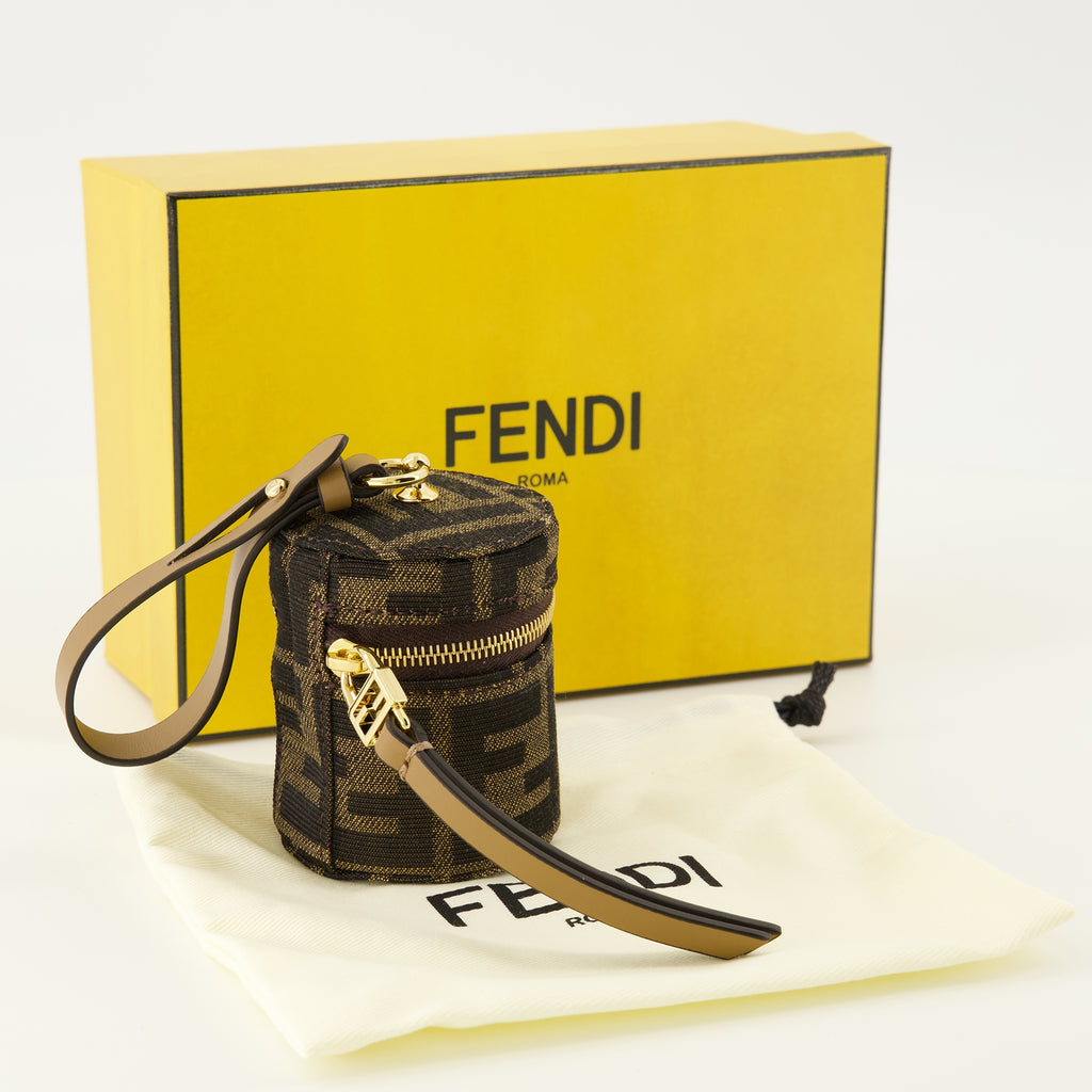 2025년 가을-겨울 시즌 여성용 Fendi 바게트 지갑 이미지 - 상세 보기_2