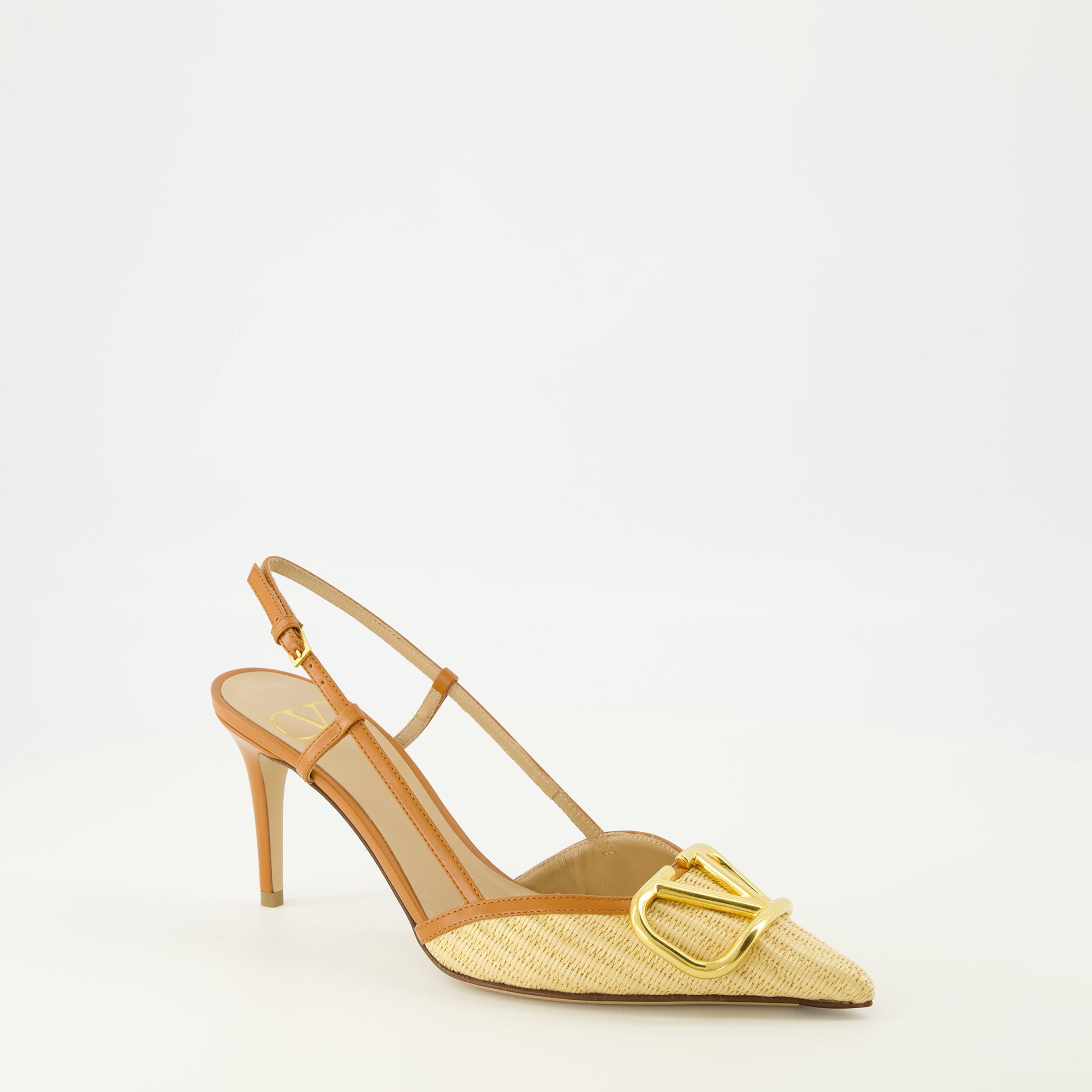 Image de l'article Escarpins VLogo en raphia beige de la marque Valentino Garavani pour Femme - Saison Printemps-Été 2026 - Vue trois quarts avant droite