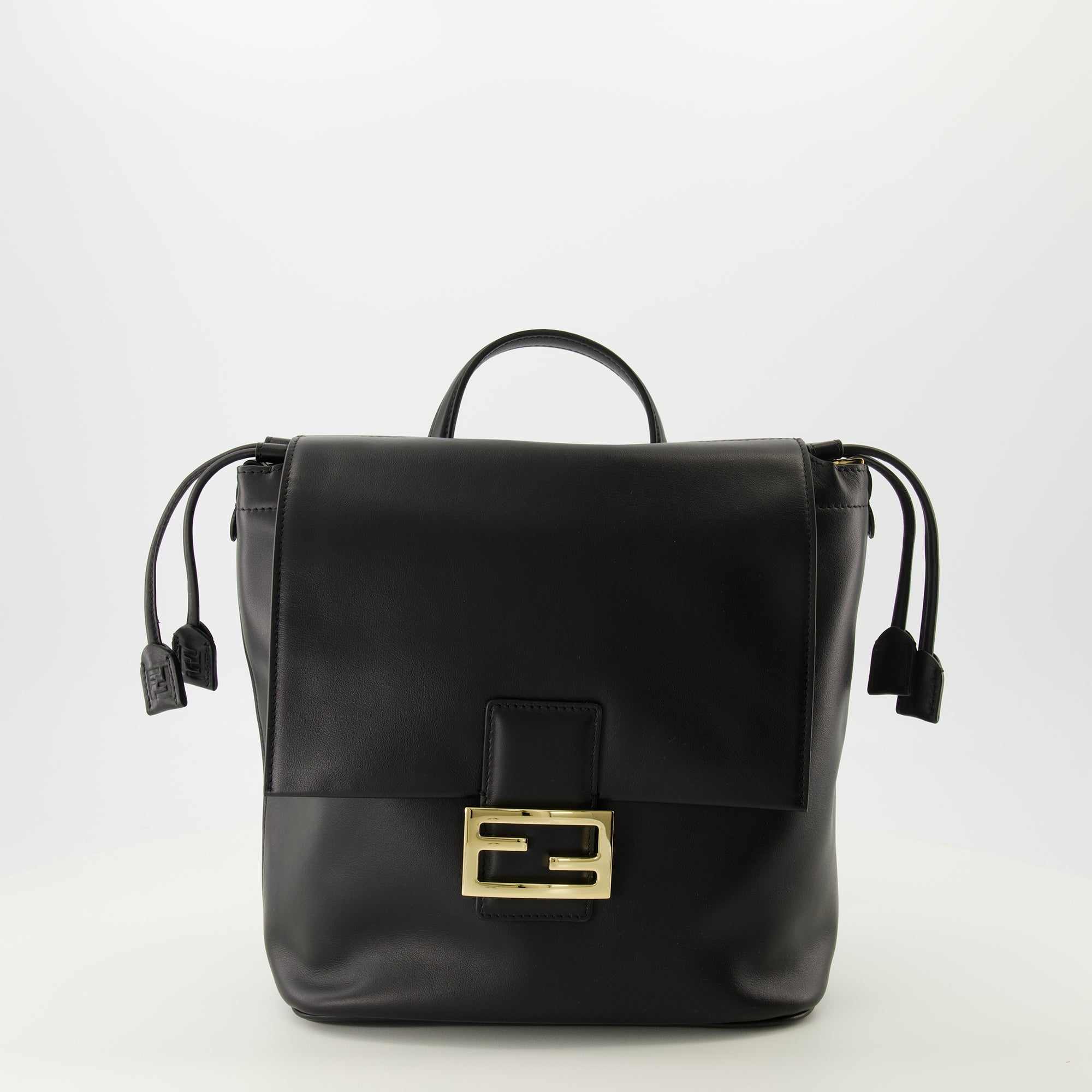 Image de l'article Sac à dos en cuir noir de la marque Fendi pour Femme - Saison Automne-Hiver 2025 - Vue de Face