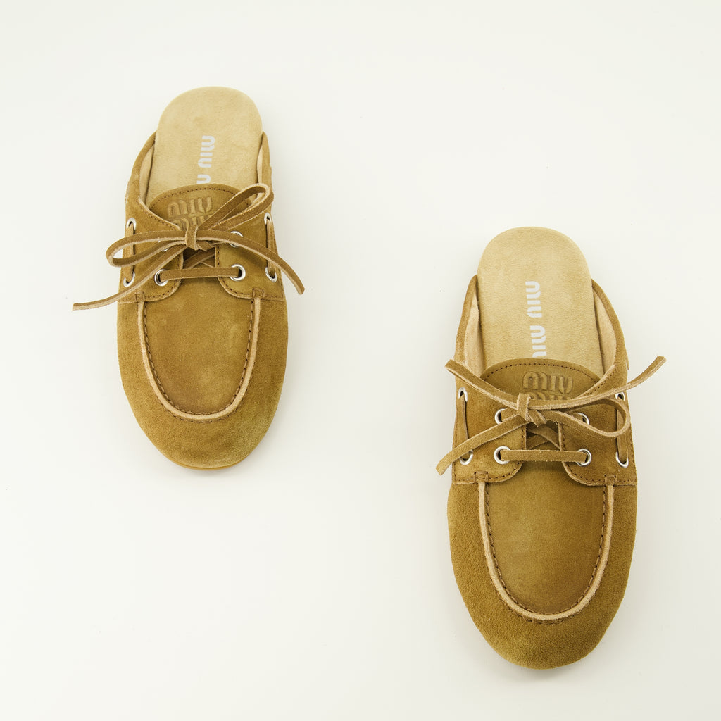 Image de l'article Mules bateau en suède marron de la marque Miu Miu pour Femme - Saison Printemps-Été 2026 - Vue de dessus paire de chaussure